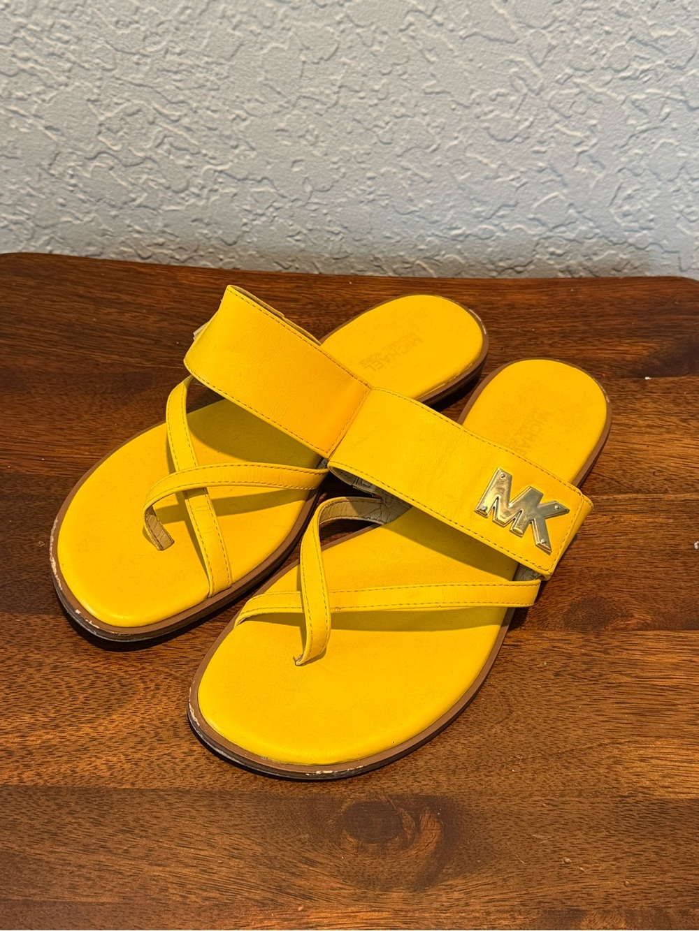 Michael Kors Bright Yellow MK Logo Toe-Loop Sandals Women’s Sz 7